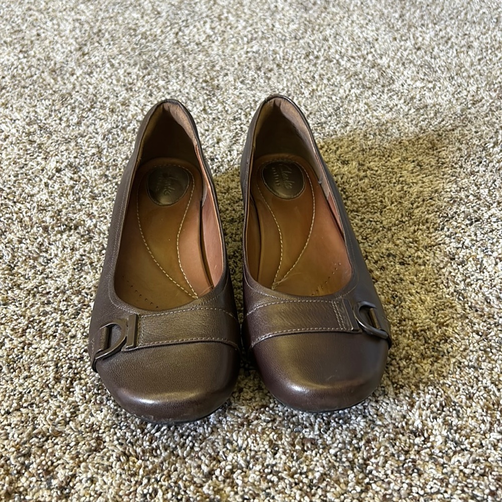 Dark brown ballet flat style shoes. Clarks. Size 9 1/2US